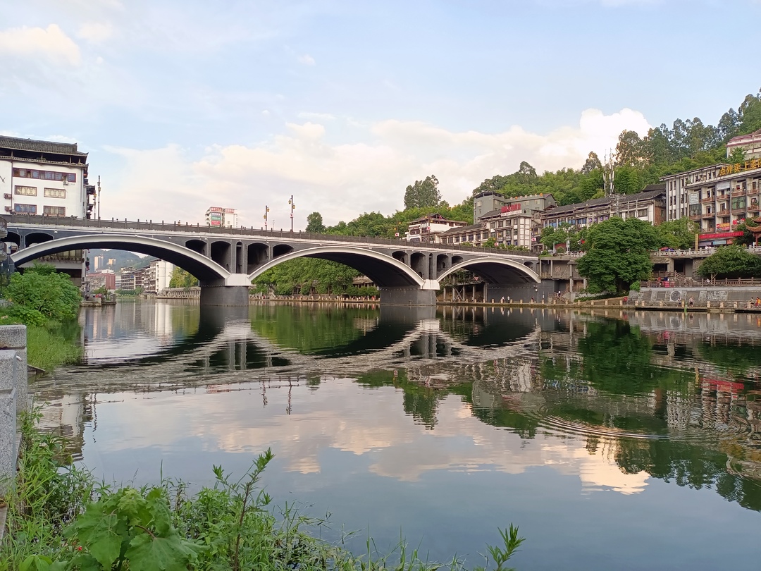 调皮的鱼儿在河面划出圈圈涟漪.