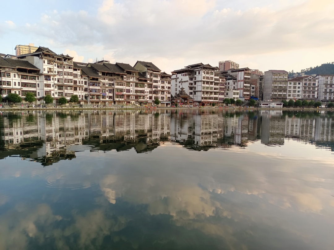 邵阳绥宁:盛夏时节巫水沿岸风光如画