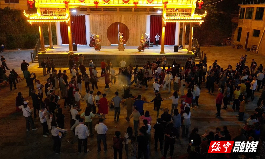 黄桑小镇：篝火晚会展现苗侗风情之美