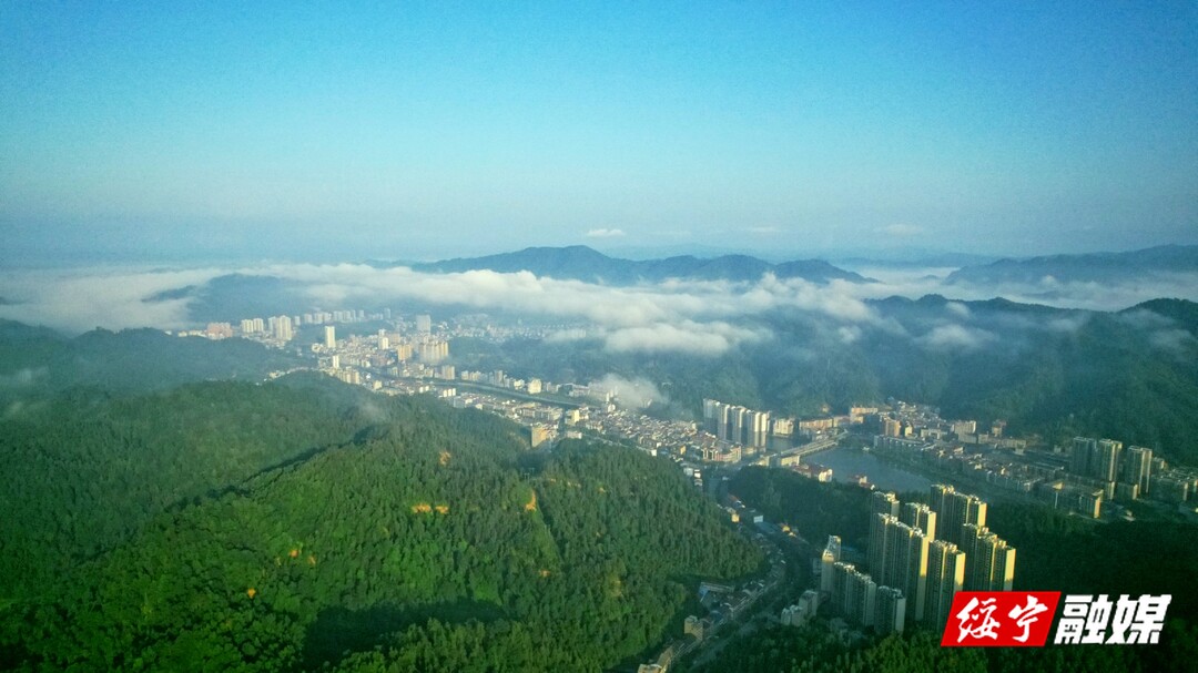 县城上空现云海奇观 云雾缭绕宛如仙境