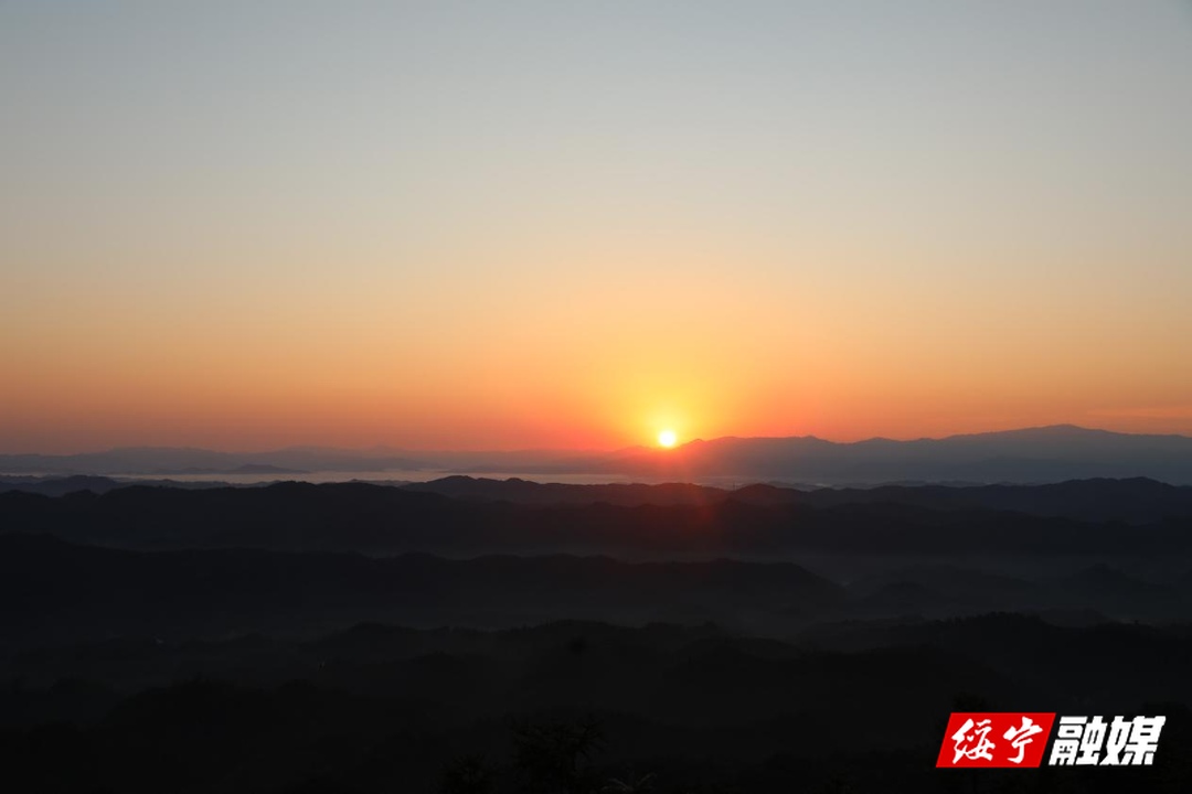 东山乡：登云山日出美轮美奂