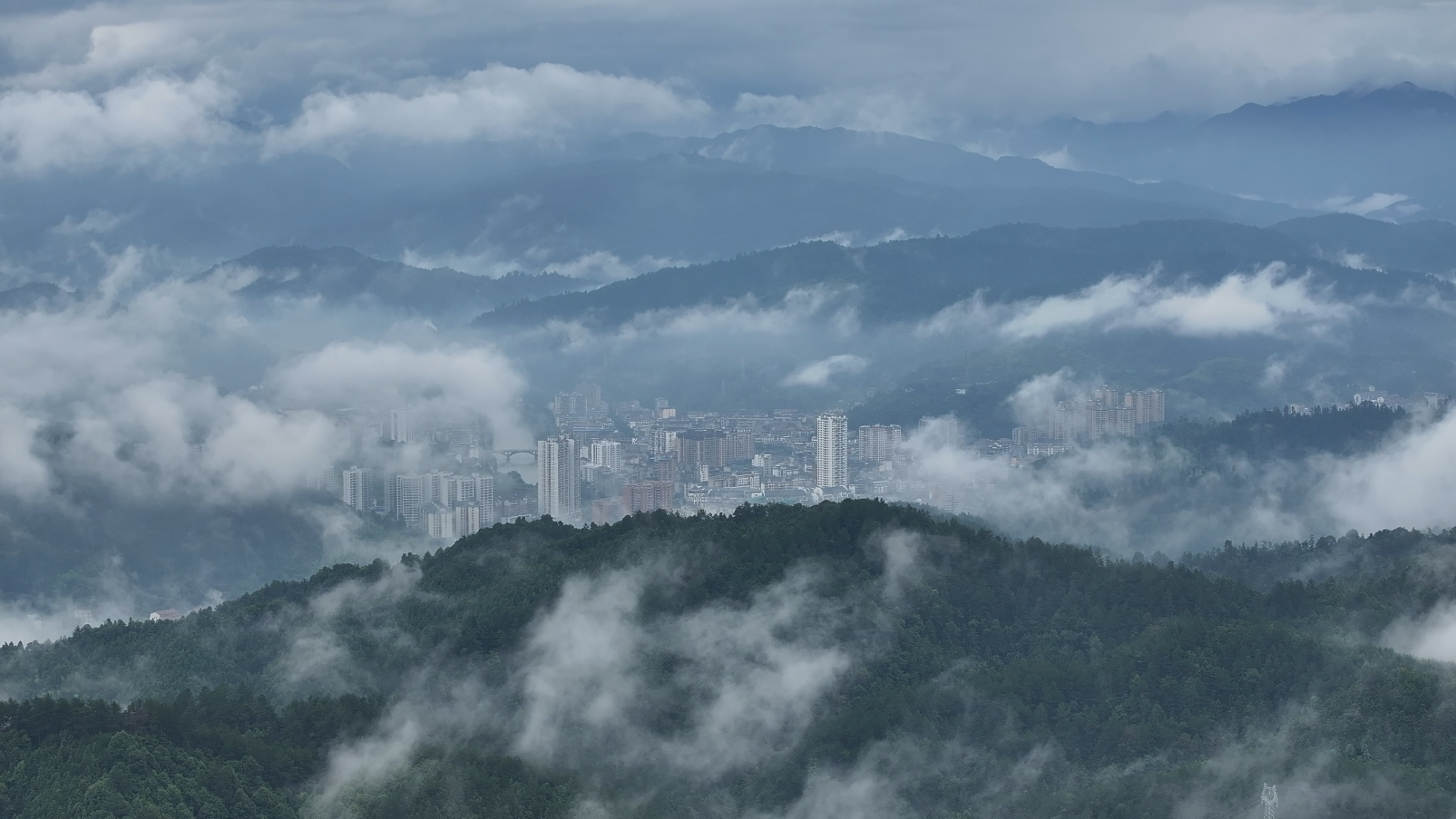 绥宁县：云雾缭绕 景色如画