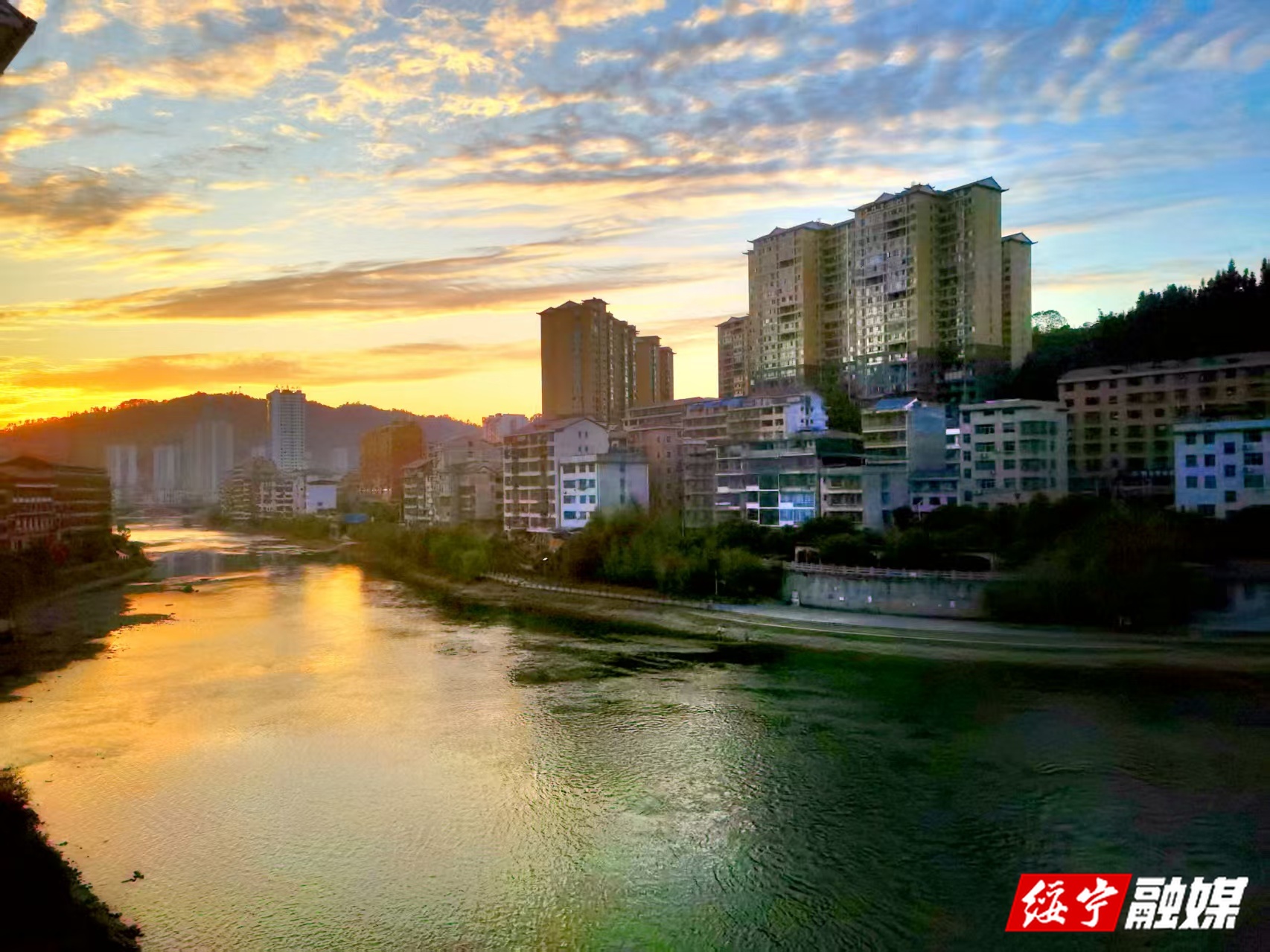 巫水河畔的黄昏诗章