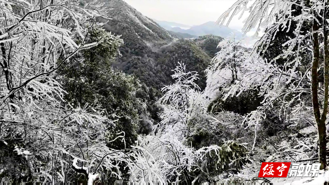 绥宁牛坡头雪雾染峰峦  雾凇雪景醉游人