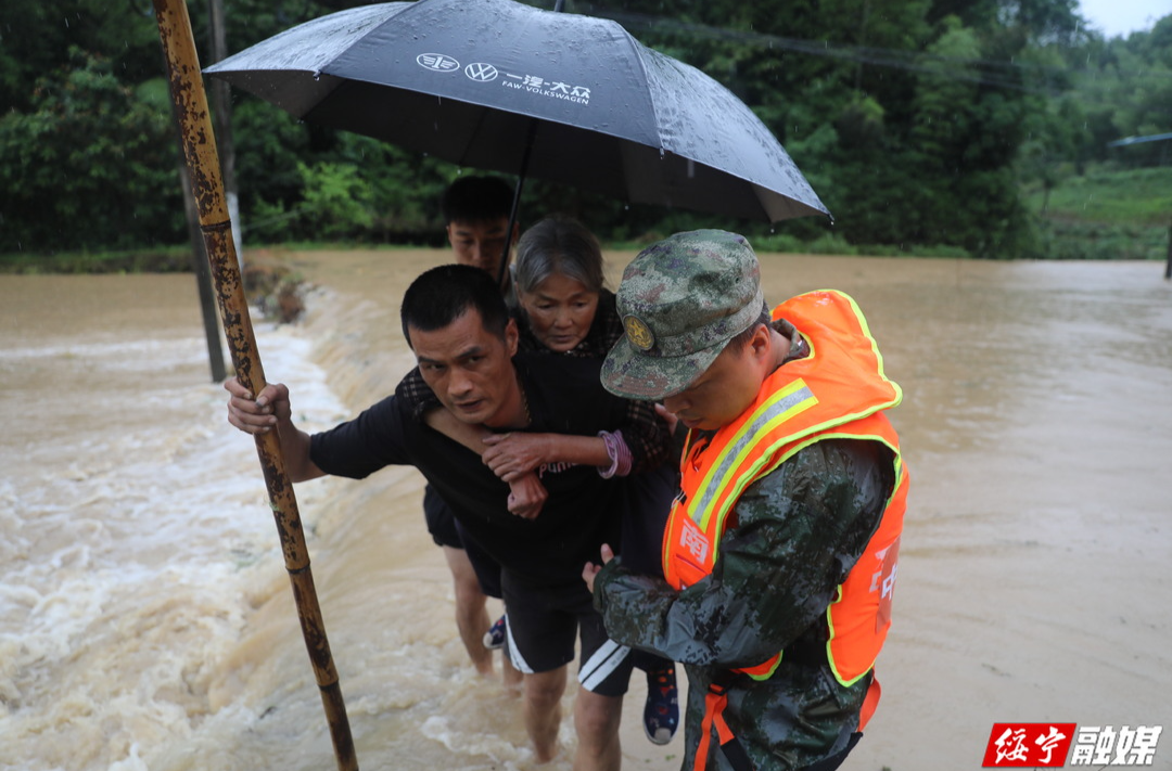暴雨倾泻困住7名群众 熊巍带队成功救出