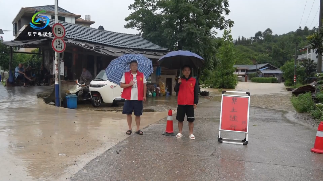 东山乡：暴雨突袭 干群同心筑牢防汛安全防线
