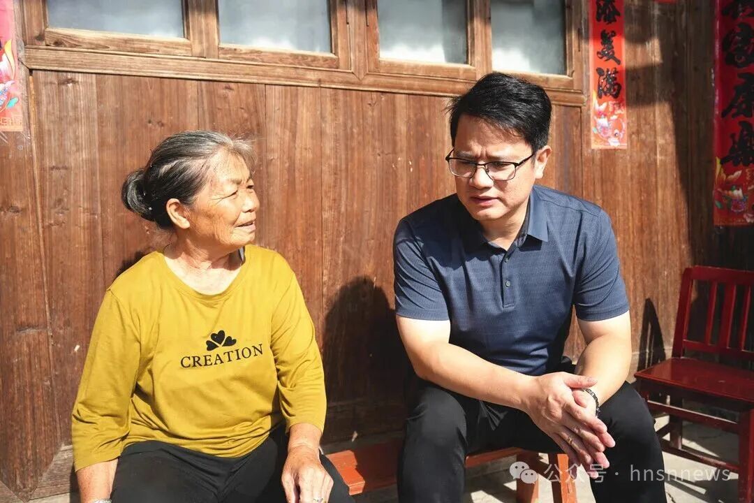 赵俊深入东山侗族乡走访慰问困难老党员