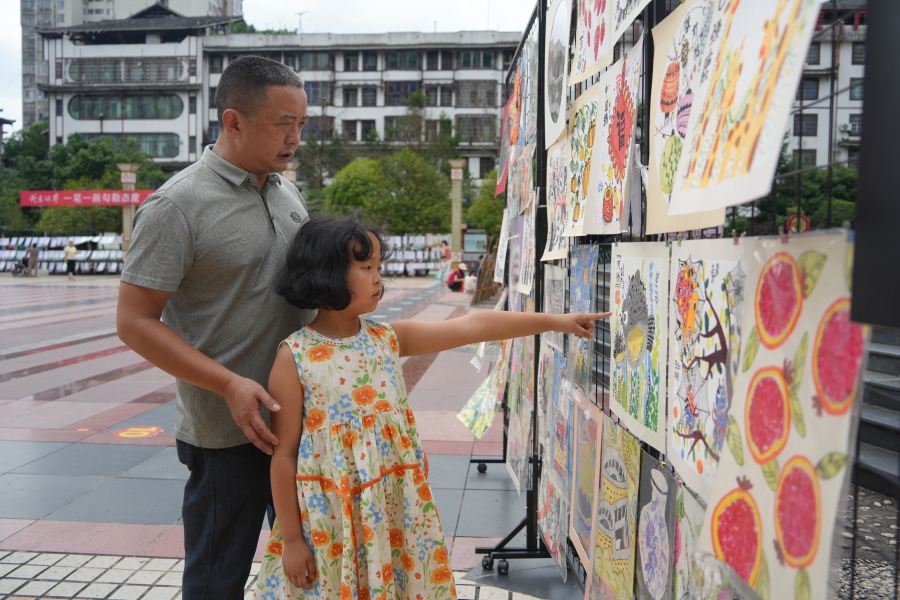 公益书画义卖 传递温暖力量