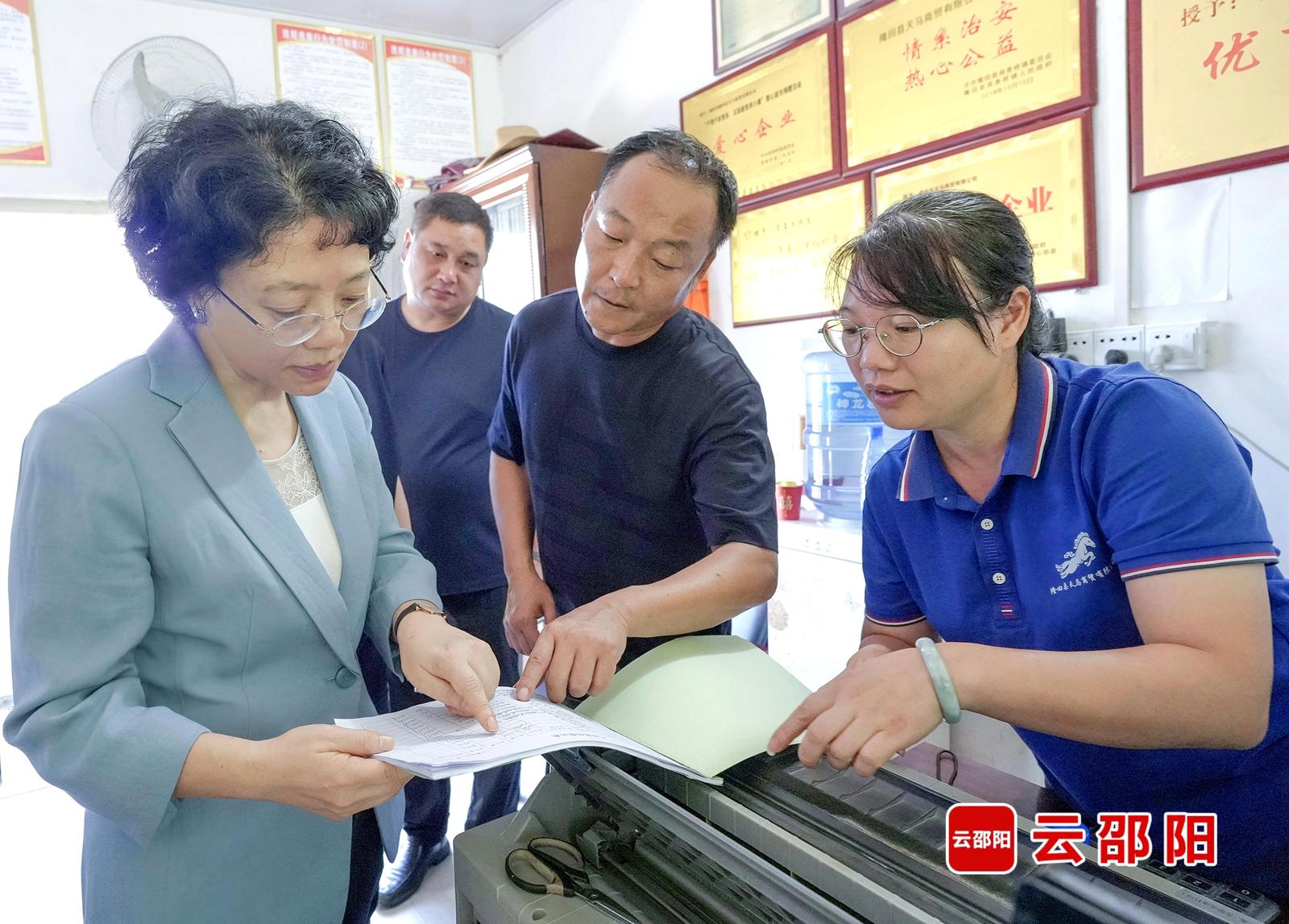 程蓓在隆回县督导检查烟花爆竹安全生产等工作