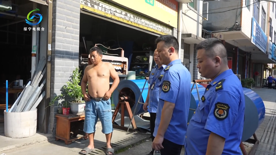 绥宁县：重拳整治城区“一线四点” 城管铁军亮剑市容顽疾