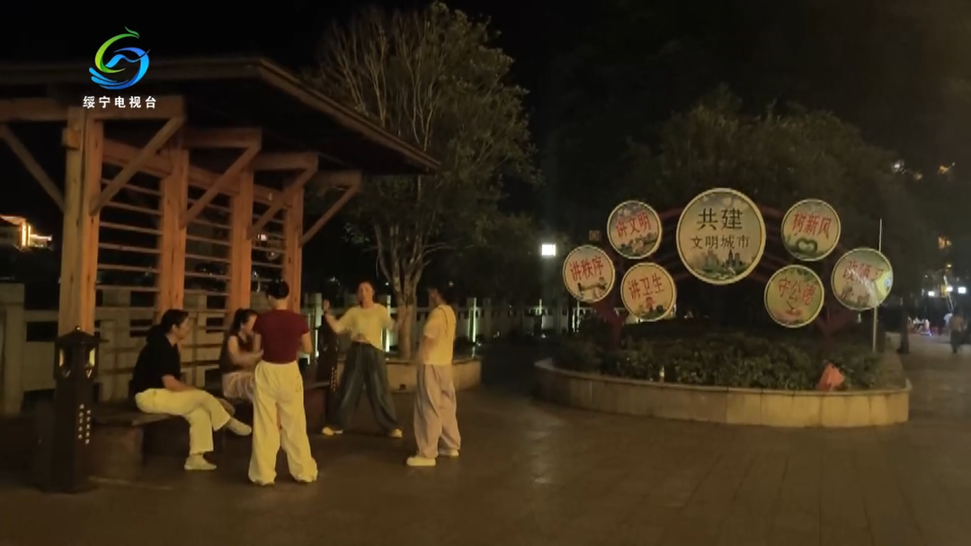 广场舞跳出新风尚 点亮幸福夜生活