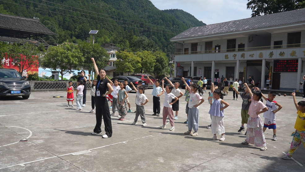湖南师大体育学子走进佘家村 多彩活动点亮乡村孩童暑期时光