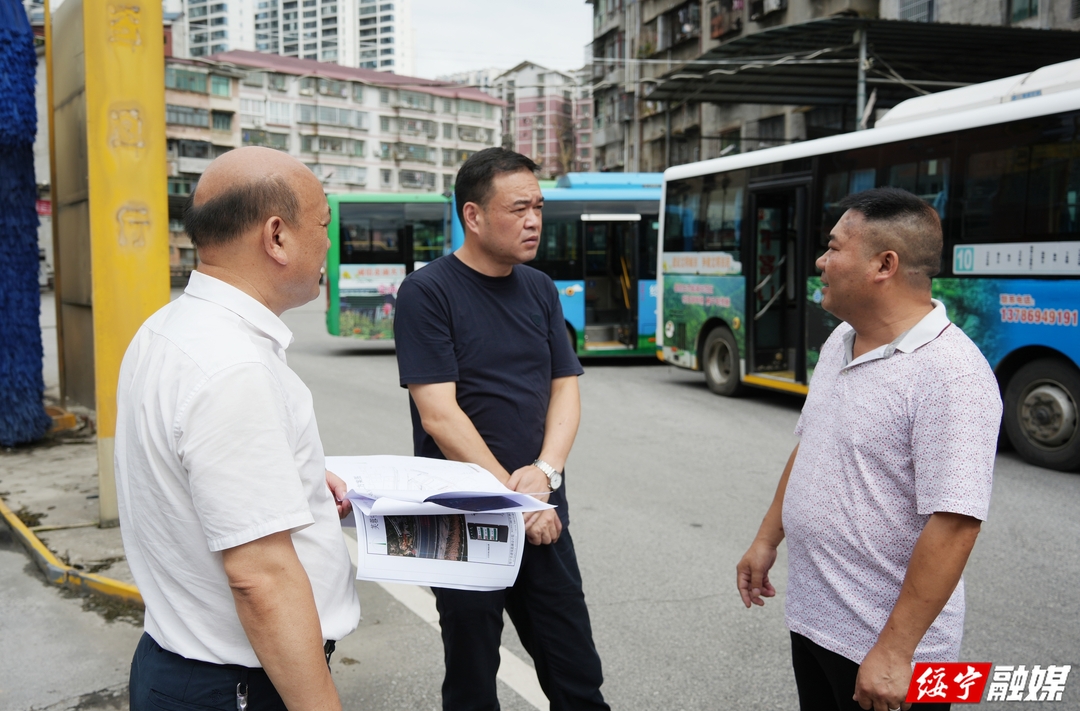 【文明城市建设进行时】吴军臣调研巫水画廊夜景品质提升和县城停车场规划建设工作