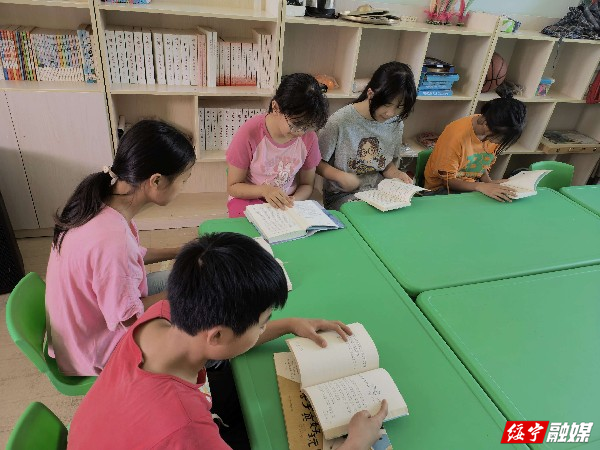 鹅公岭乡：村级服务中心“办公桌”退一步  “服务台”进一步