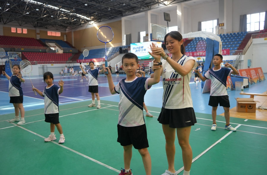 绥宁县青少年羽毛球夏令营火热开训