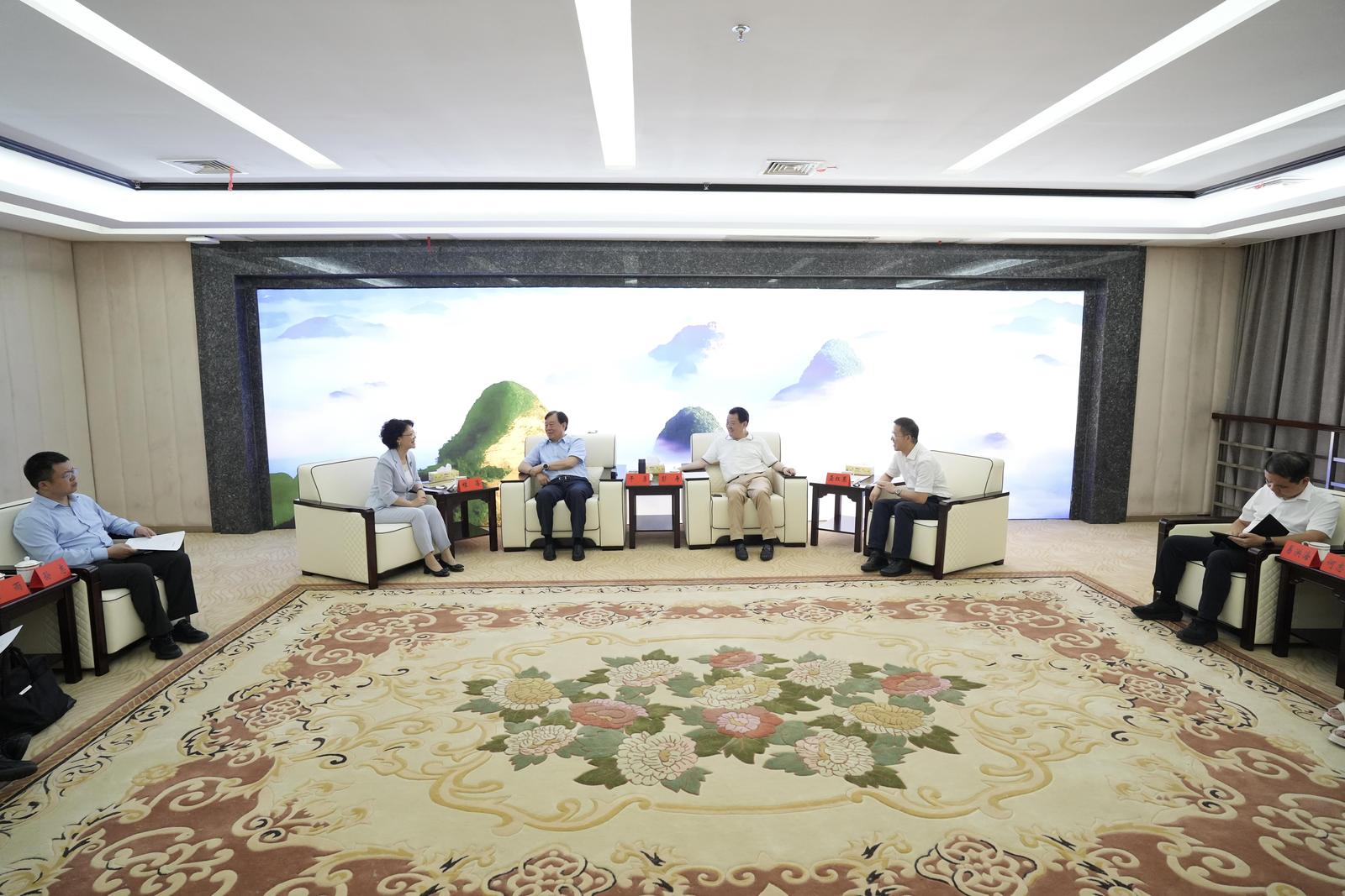 干勇、彭寿两位专家来邵开展电子玻璃产业发展调研 程蓓龚红果拜会