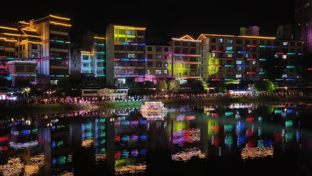 绥宁巫水画廊夜游盛宴点亮盛夏夜空