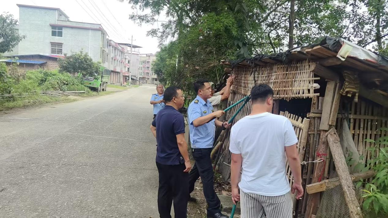 红岩镇：路域整治持续发力 移风易俗走深走实