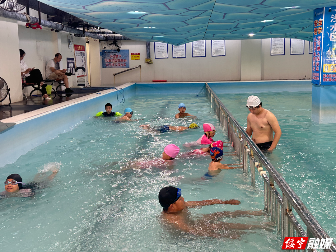 团县委“七彩假期”暑期公益游泳培训班圆满结课