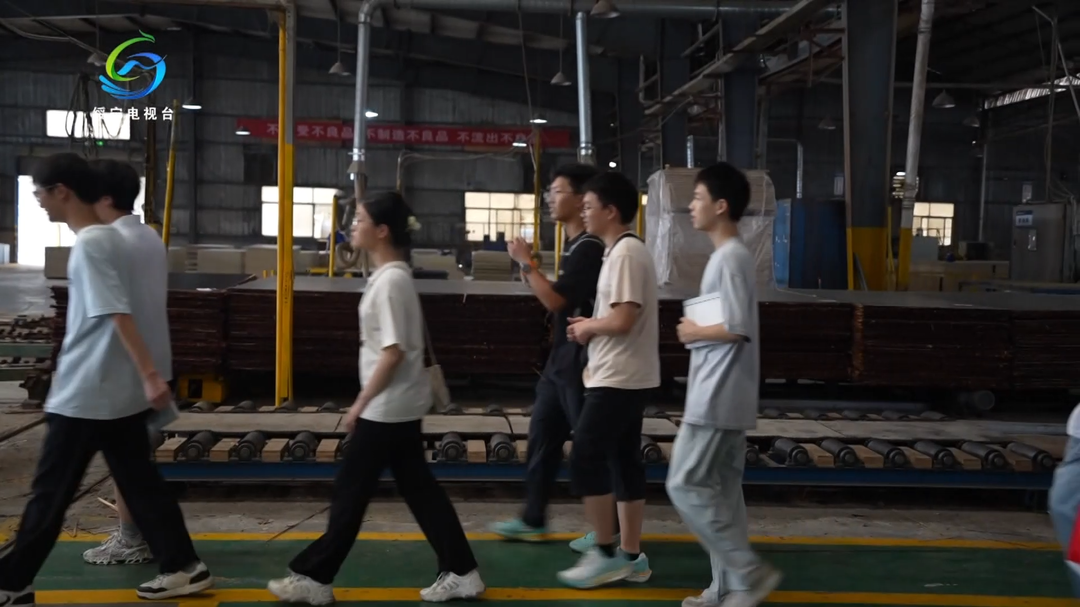 绥宁：青年学子走进竹企一线 实地感受“一根楠竹”的产业活力