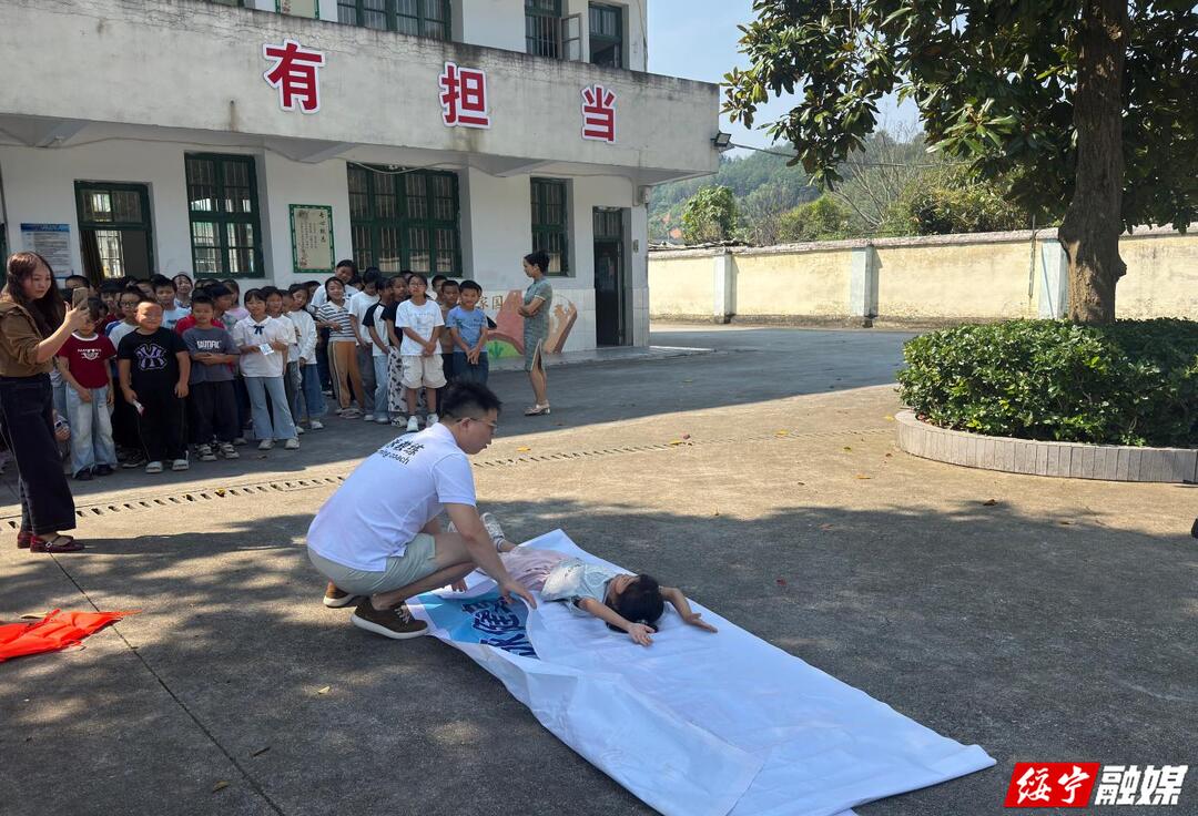枫香学校开展防溺水安全知识宣讲暨游泳自救技能培训活动
