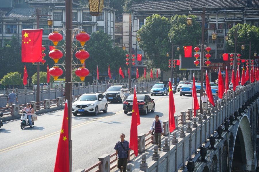 绥宁：满城中国红 喜迎国庆节 盛装扮靓城区展新颜