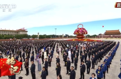 独家视频丨向人民英雄敬献花篮仪式正式开始 全场高唱国歌