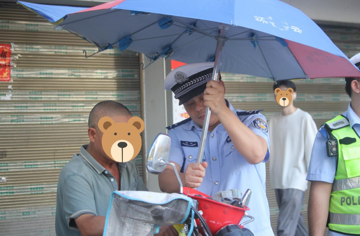 绥宁交警开展摩电车辆违法加装晴雨伞专项整治行动
