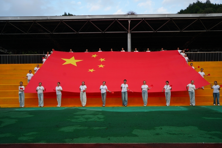 绥宁：巨型国旗迎风展 群众以真挚方式抒发爱国情怀