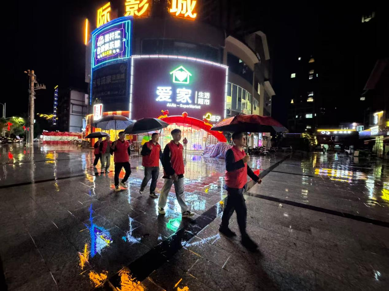 长铺镇：国庆值守不打烊 夜间巡查护平安